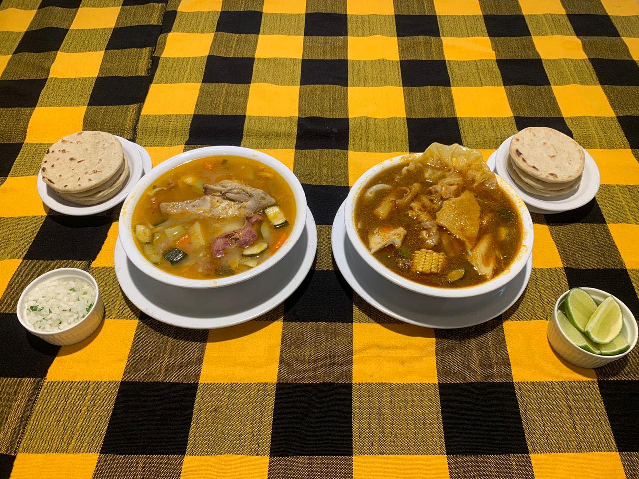 Sopa de gallina india, una de las mejores sopas de El Salvador, preparada en Sopón Zacamil