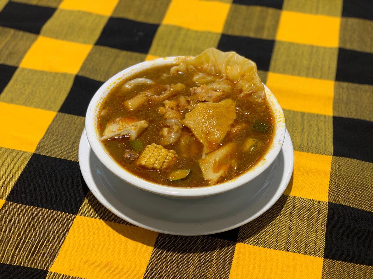 Sopa de pata salvadoreña servida en Sopón Zacamil